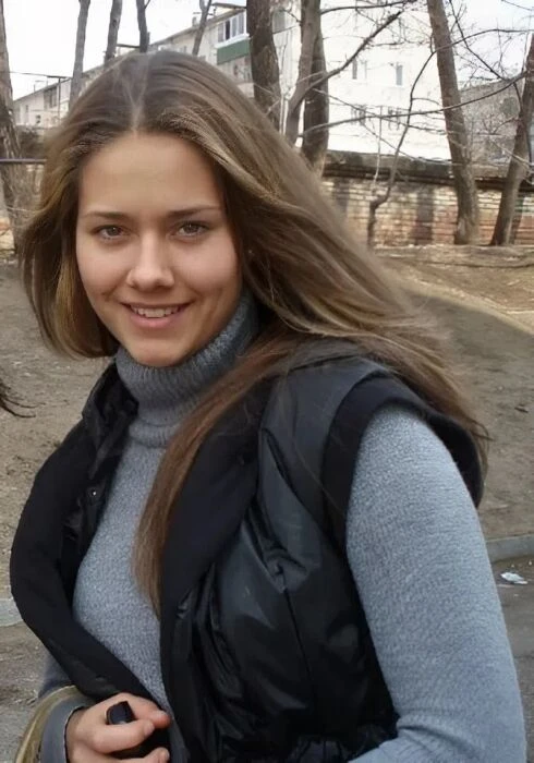 Она блистает на сцене, её тело — результат изнурительных тренировок, а улыбка — визитная карточка, н