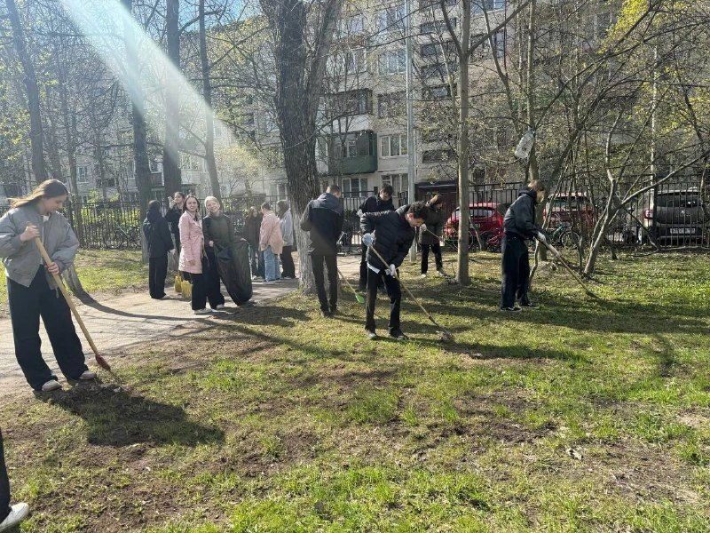 Субботник — дело семейное!  В прошлую субботу наша школа преобразилась!  И это стало возможным благо