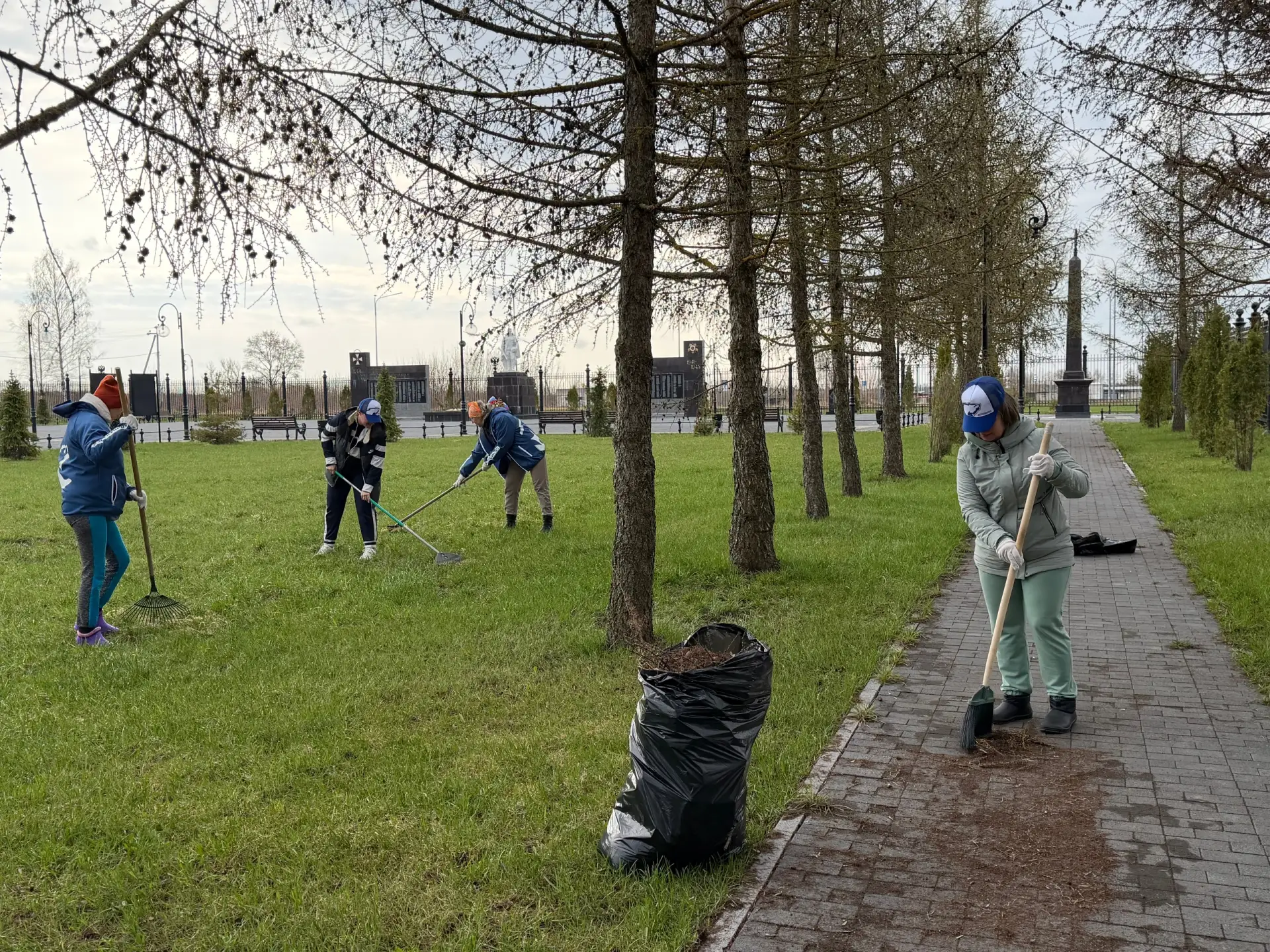 В Нижегородской области активисты «Единой России» вместе с депутатами проводят субботники на обществ
