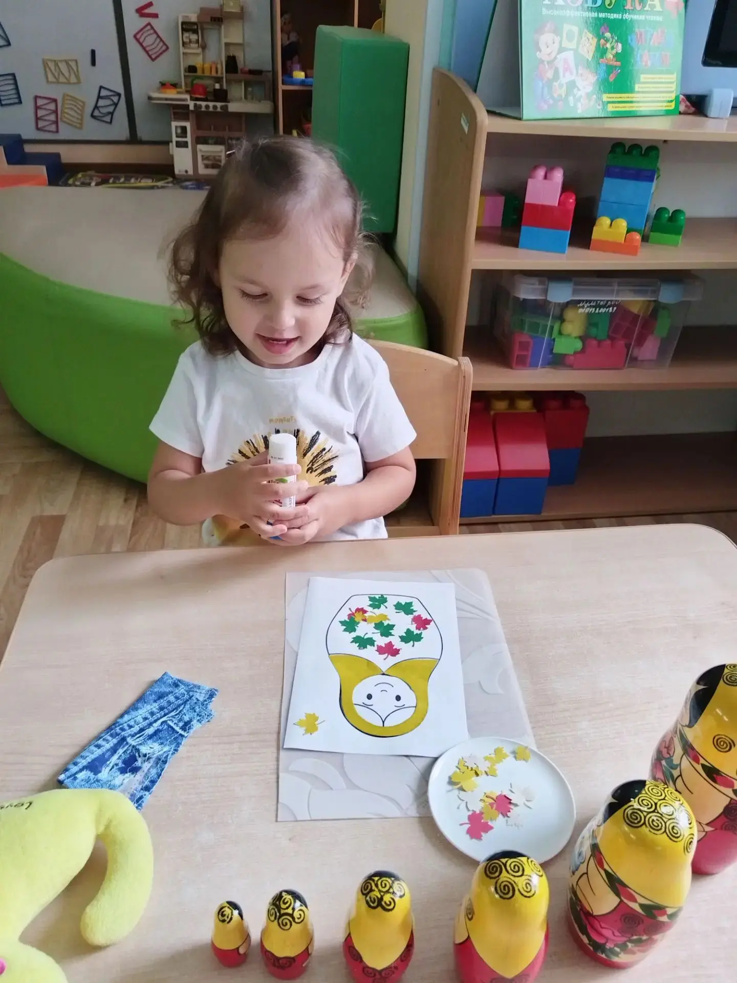 Сегодня с малышами, получающими услугу «Социальной няни», нарядили матрешек в яркие осе...