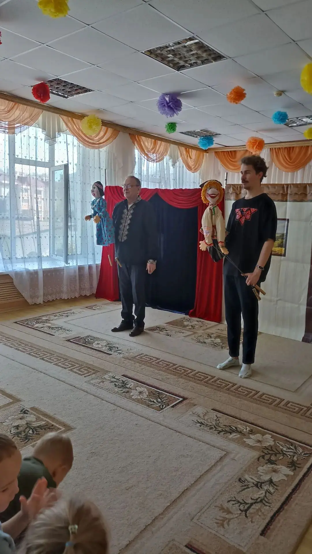 А нам некогда скучать, к нам приезжал театр Кудесники с представлением "Как ветер верну...