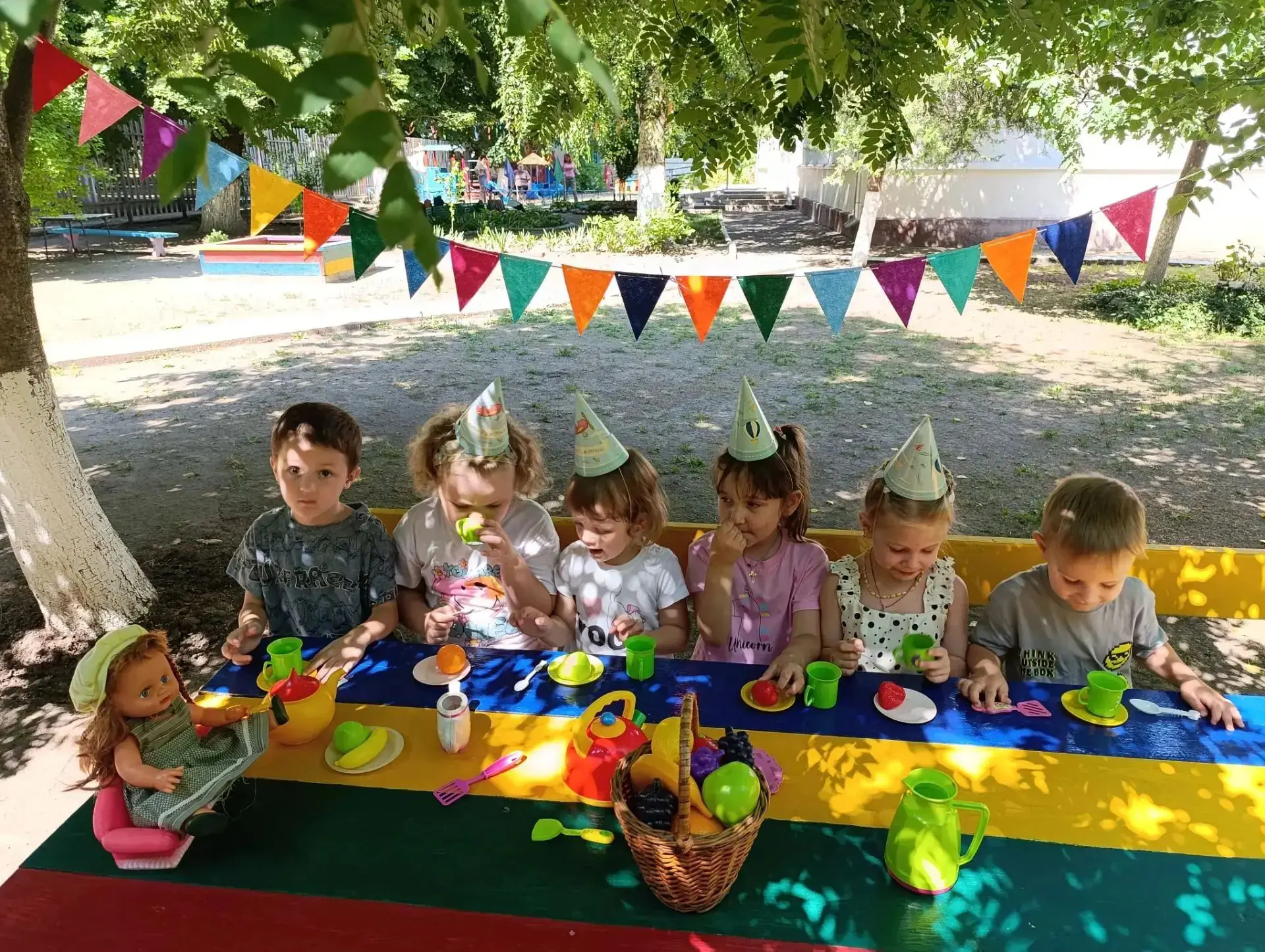 🎂В группе "Вишенка" прошло празднование Дня рождения Куклы Маши.

☕Ребята накрыли праздничный стол 