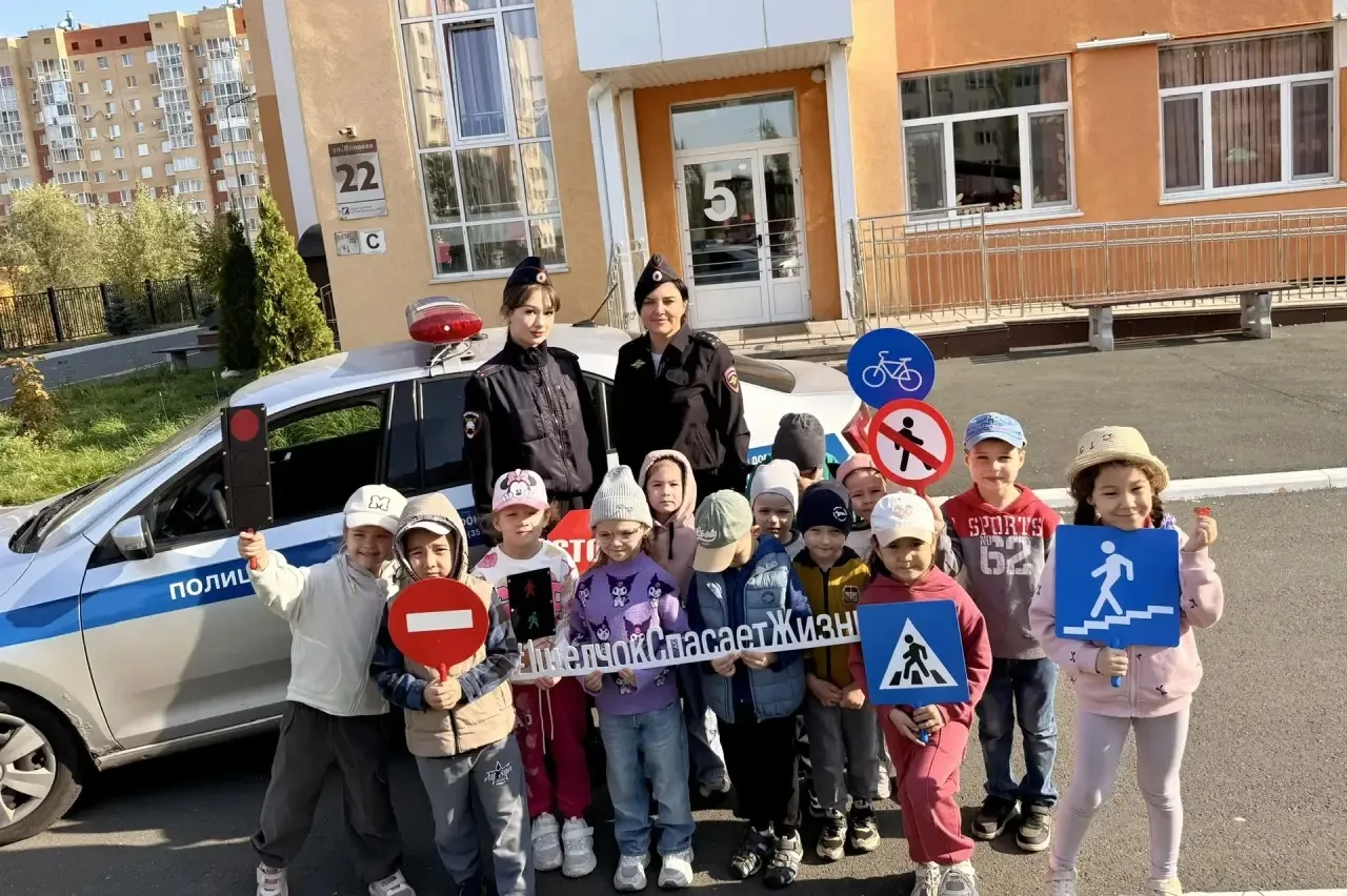 🚔 В Оренбурге сотрудники Госавтоинспекции провели занятие по Правилам дорожного движен...