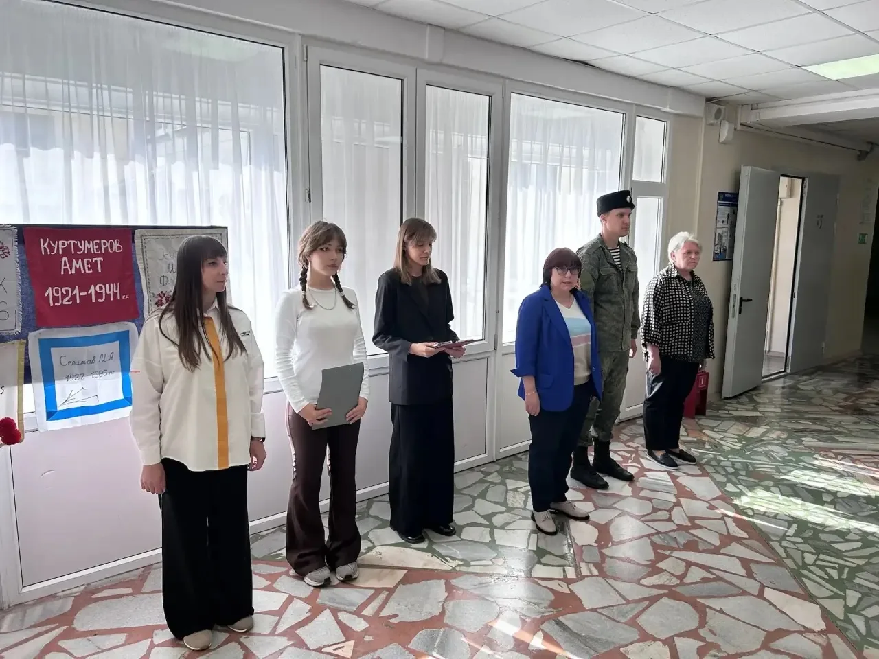 У нас прошла традиционная линейка, которая объединила учеников 👨‍🎓👩‍🎓 и учителей 👨‍🏫👩‍🏫.  Событие от