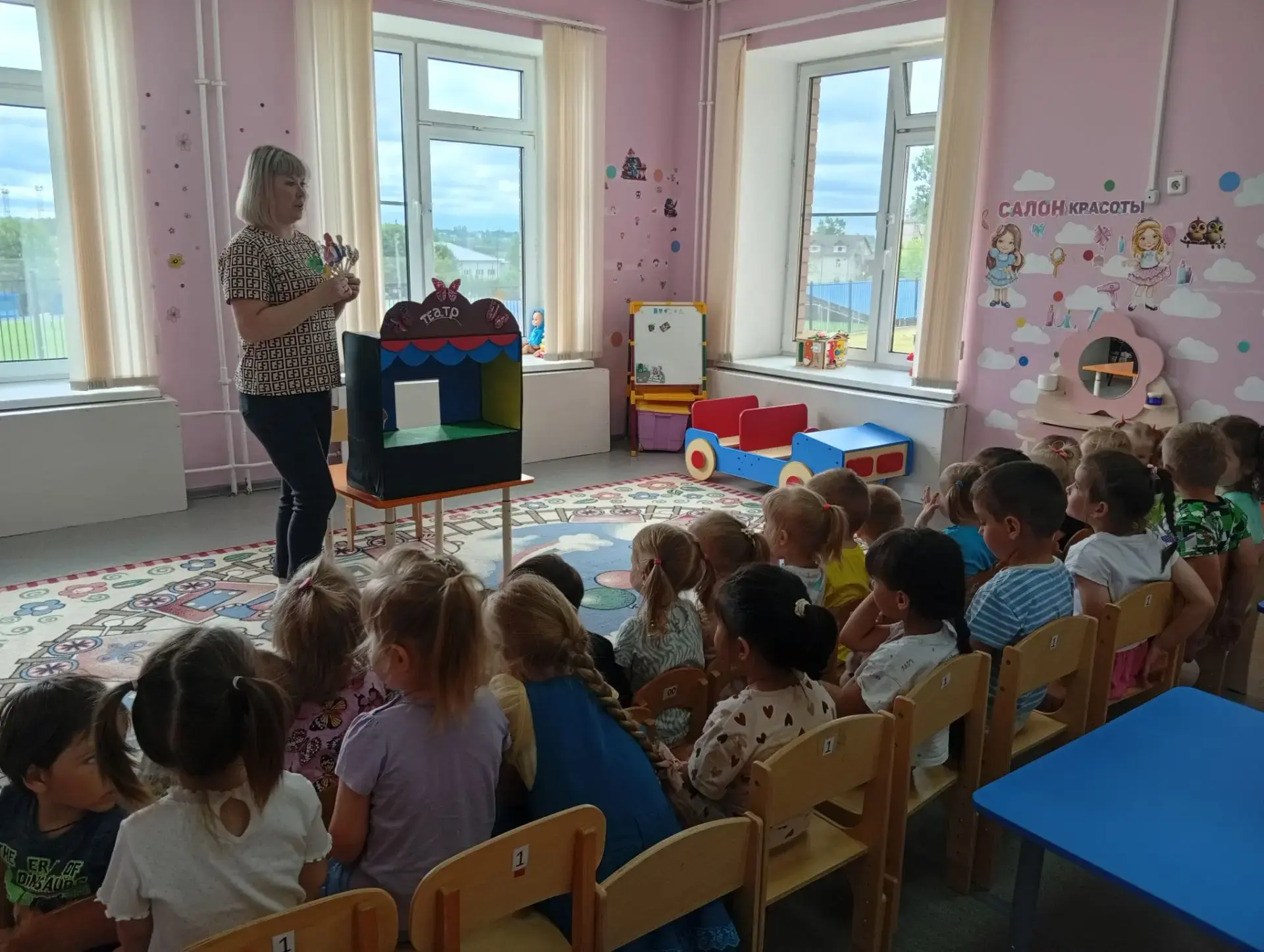 В гости сказочка идёт,
Она встречи с вами ждёт.
Много сказок есть на свете,
Сказки эти любят дети.
В