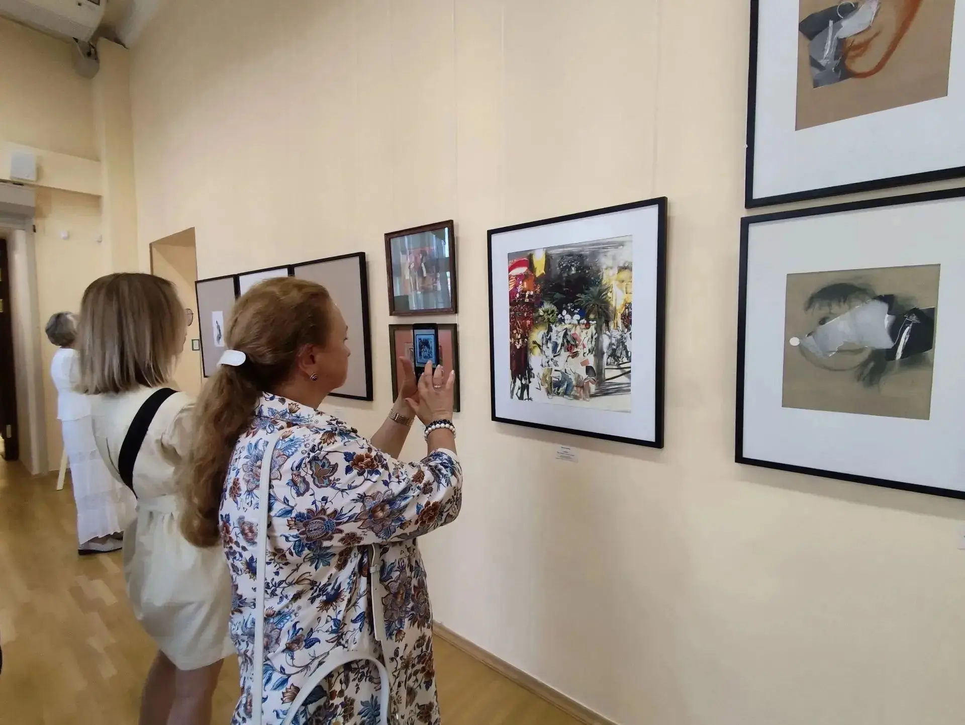 В Сочинском художественном музее открылась выставка "Современники" , организованной к 8...