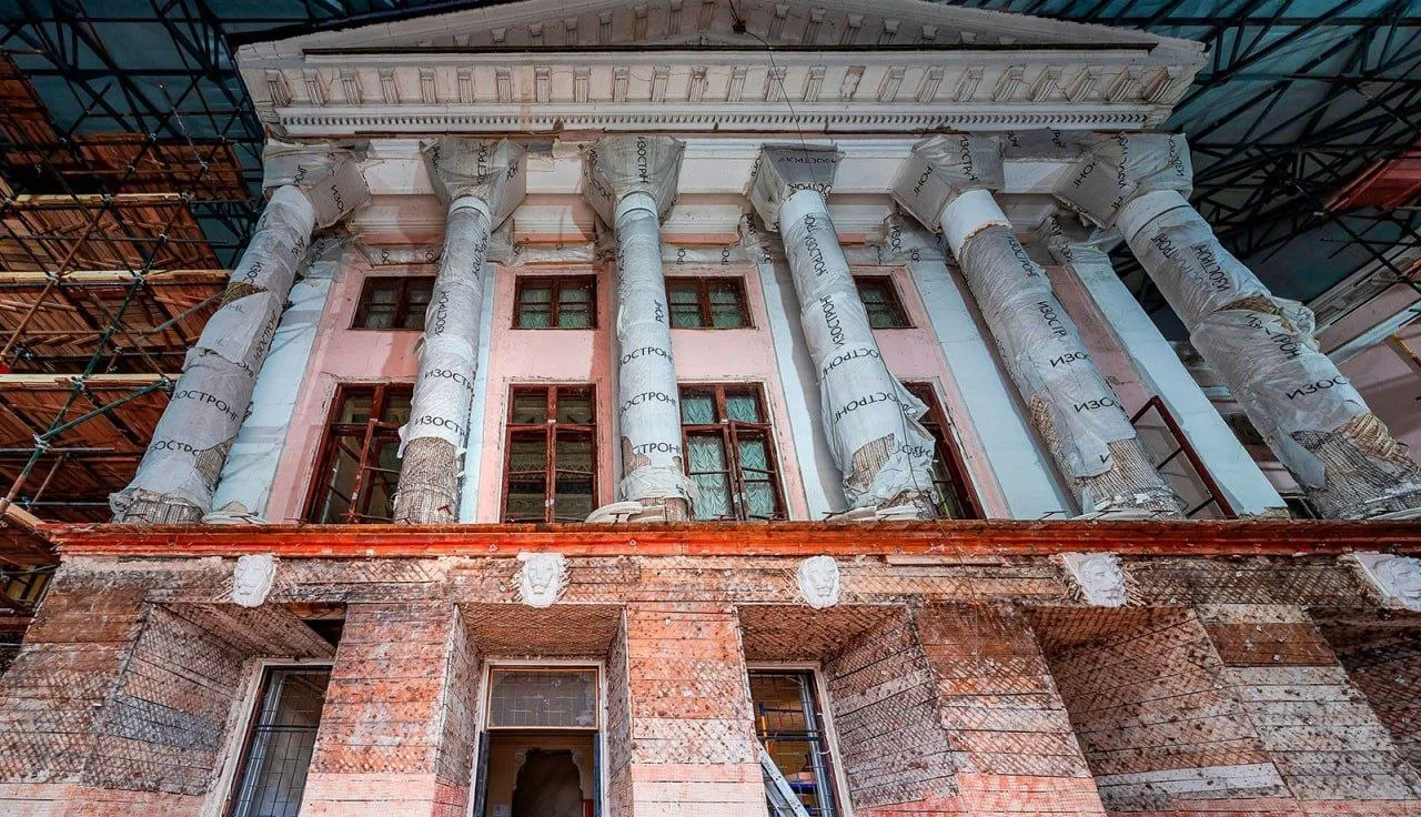 В усадьбе Останкино началась реставрация дворца-театра (сейчас он накрыт лесами, см. фото).

Об этом