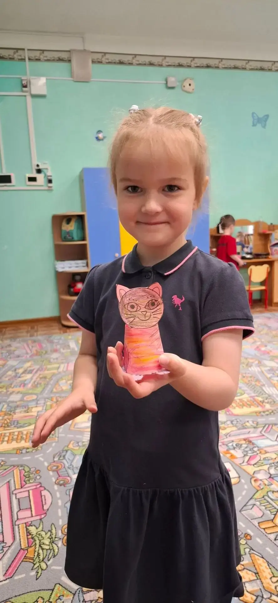 Группа "Непоседы".
Котята 
Вы послушайте, ребята,
Я хочу вам рассказать:
Родились у нас котята —
Их 