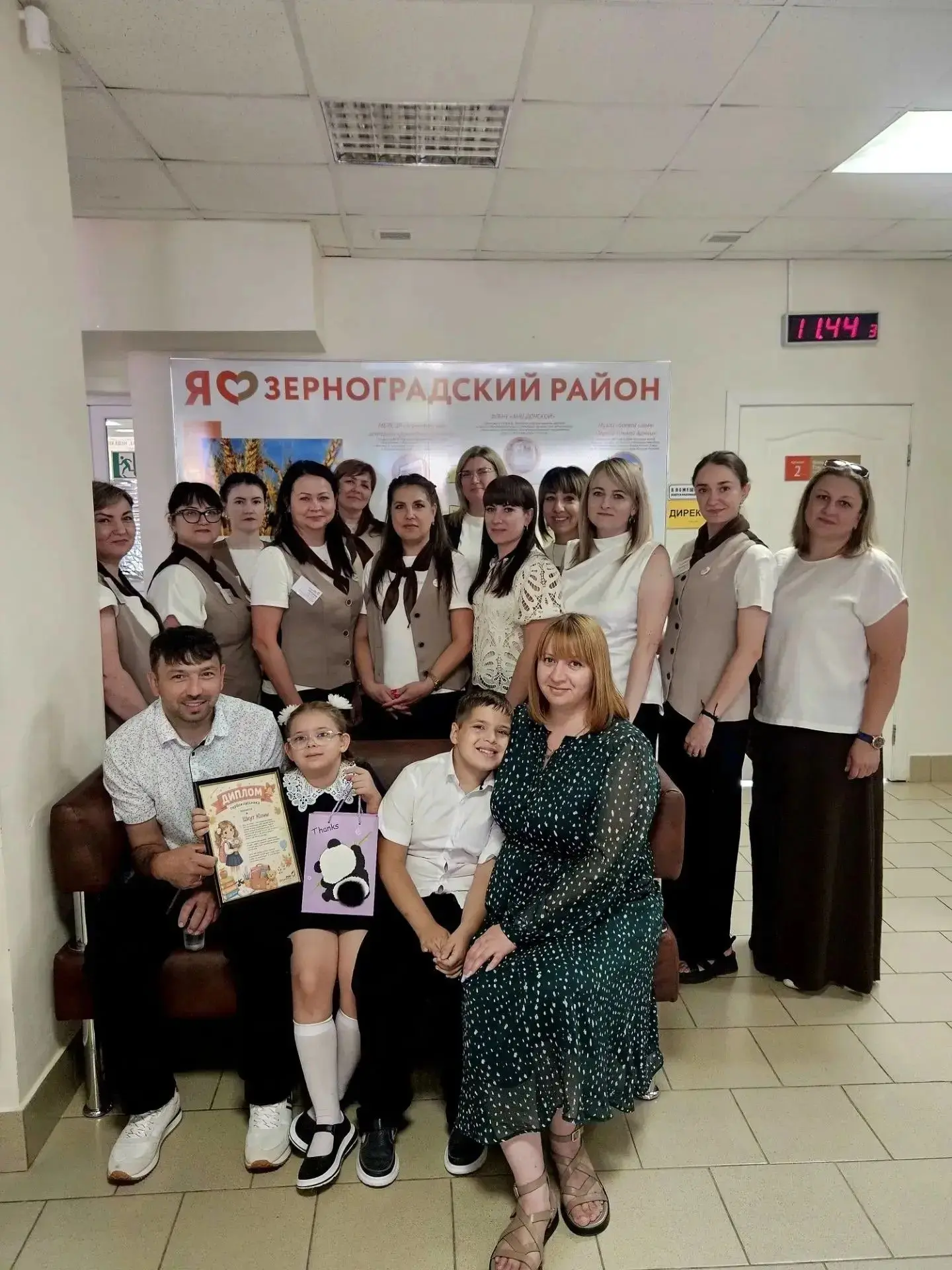 В МФЦ Зерноградского района есть добрая многолетняя традиция —  поздравлять детей наших...