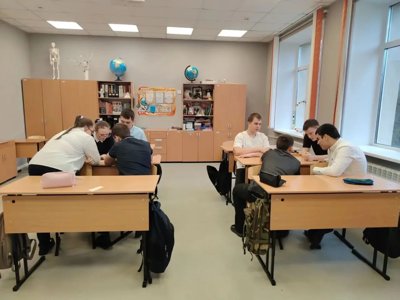 Сегодня в 9б классе прошёл классный час на тему: "Безопасность подростков в сети интерн...