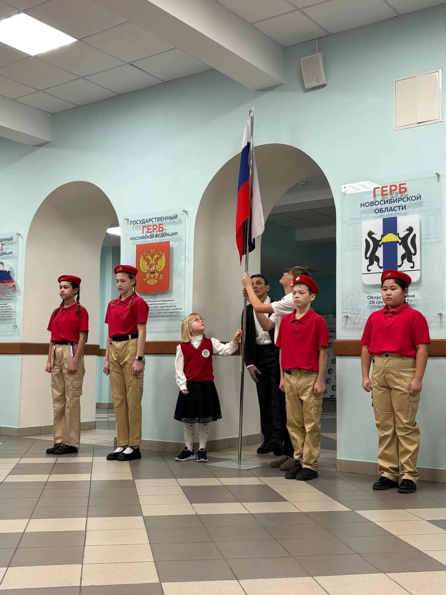 🎉 Почетное право поднять флаг Российской Федерации предоставляется: 🇷🇺  ✅ Ученице 1Г класса Коровайч