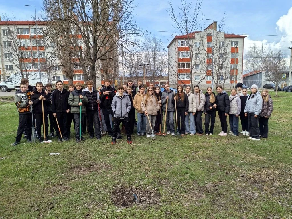 СУББОТНИК В МБОУ "СОШ N3": ВКЛАД В ЧИСТОТУ И УЮТ 🌿🌿🌿🌿🌿🌿🌿🌿🌿🌿  ☘️Чистота начинается с нас: 💪 Коллектив