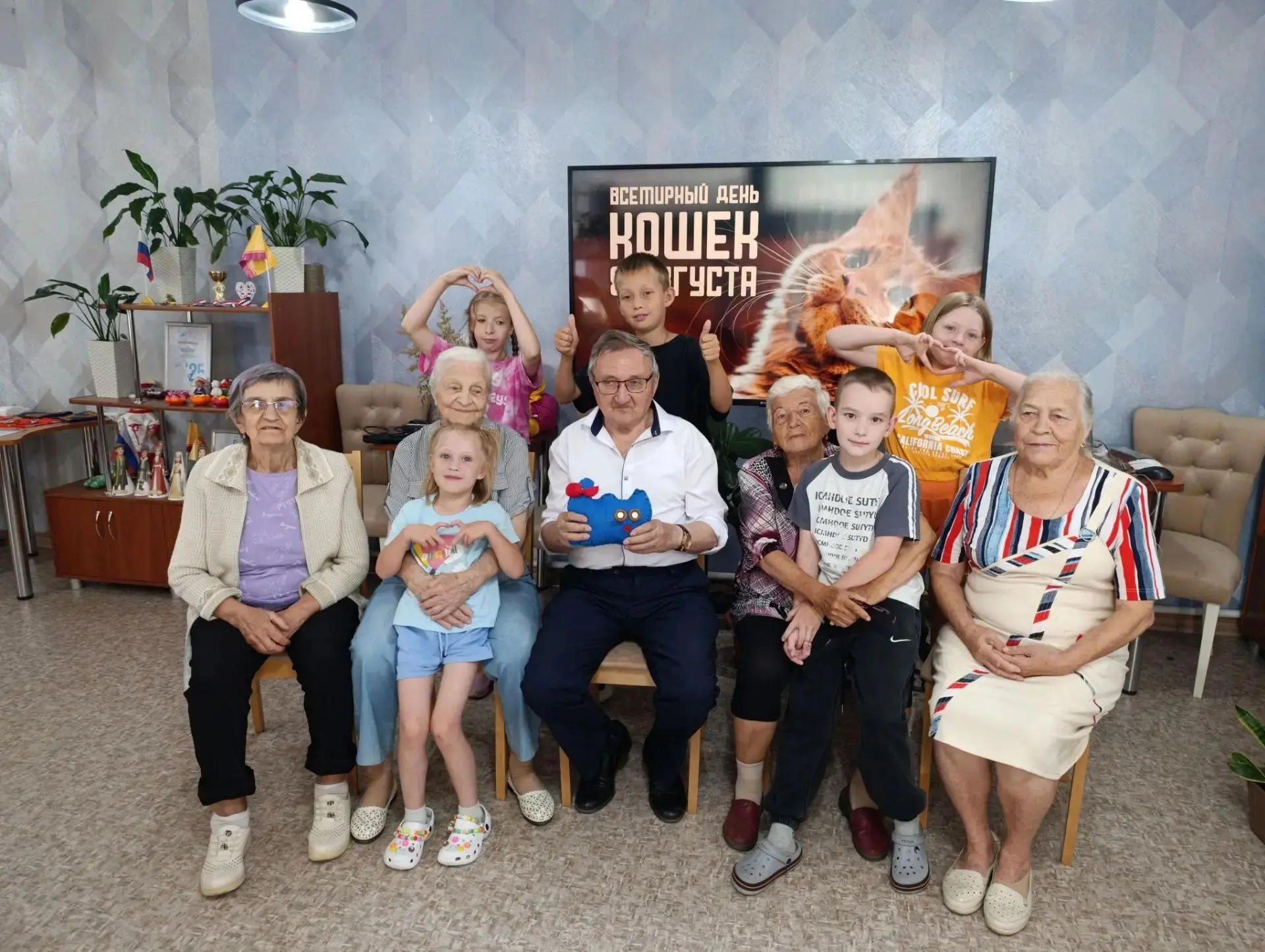 💢Связь поколений: в Шумерлинском КЦСОН отметили День кошек