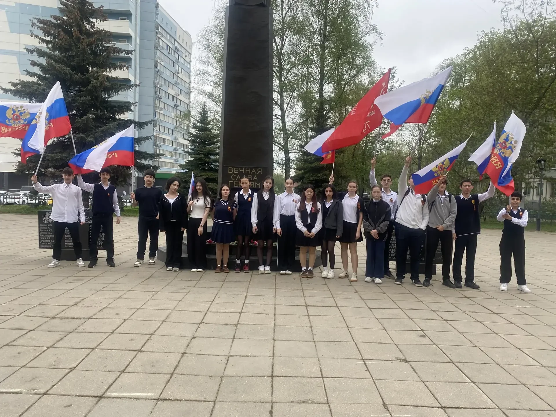 Сегодня, 8 мая 2026 года, класс 8В1 участвовал в патриотической акции «Вахта Памяти». Это часть боль