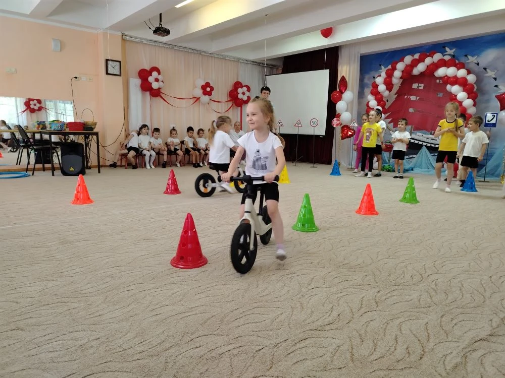 В детском саду — праздник скорости и дружбы! 🚴‍♂️🚴‍♀️

Сначала ребята освежили в памяти правила дл