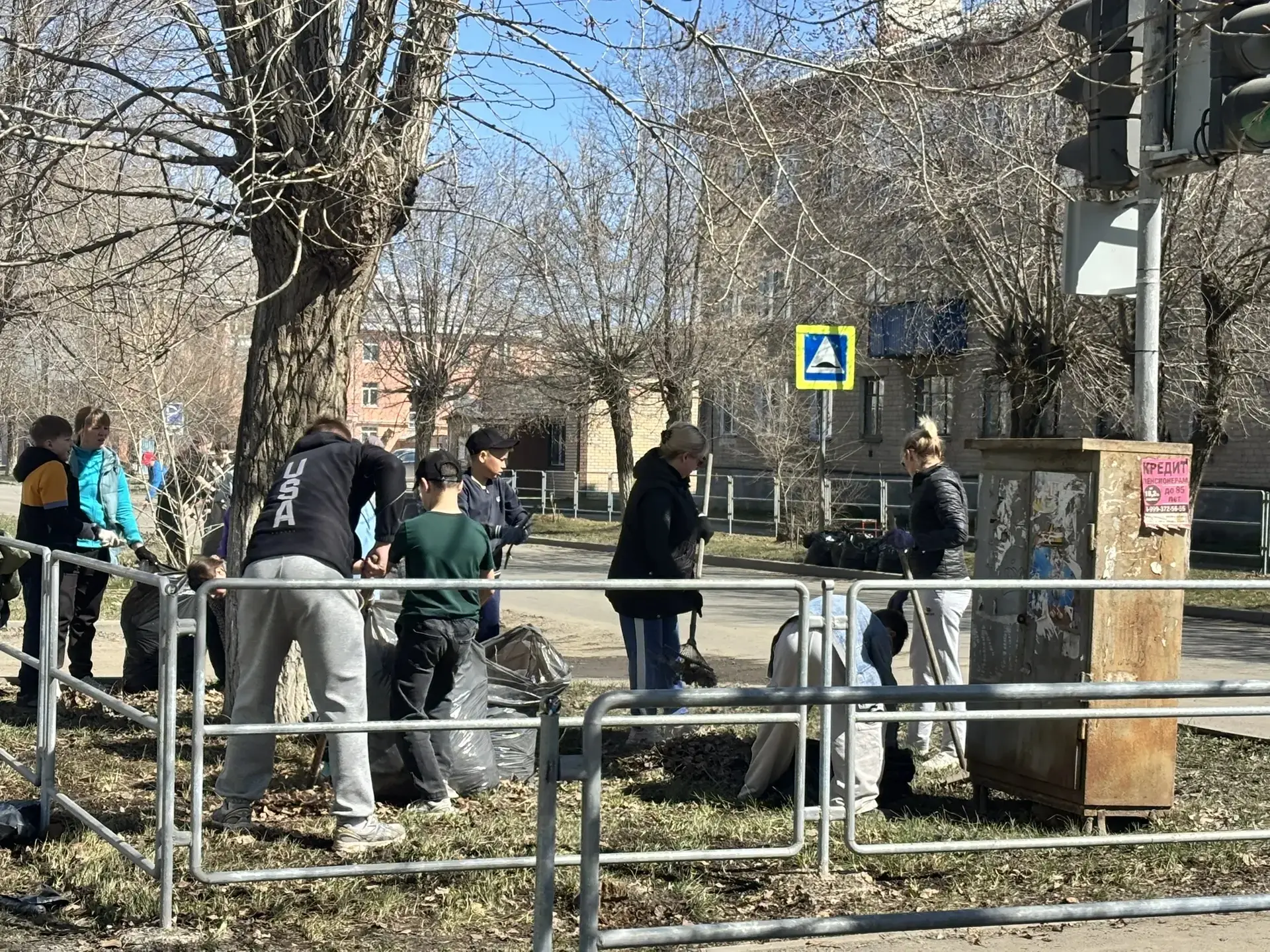 Традиционный субботник объединил сегодня учеников, учителей и родителей! Территория любимой школы и 
