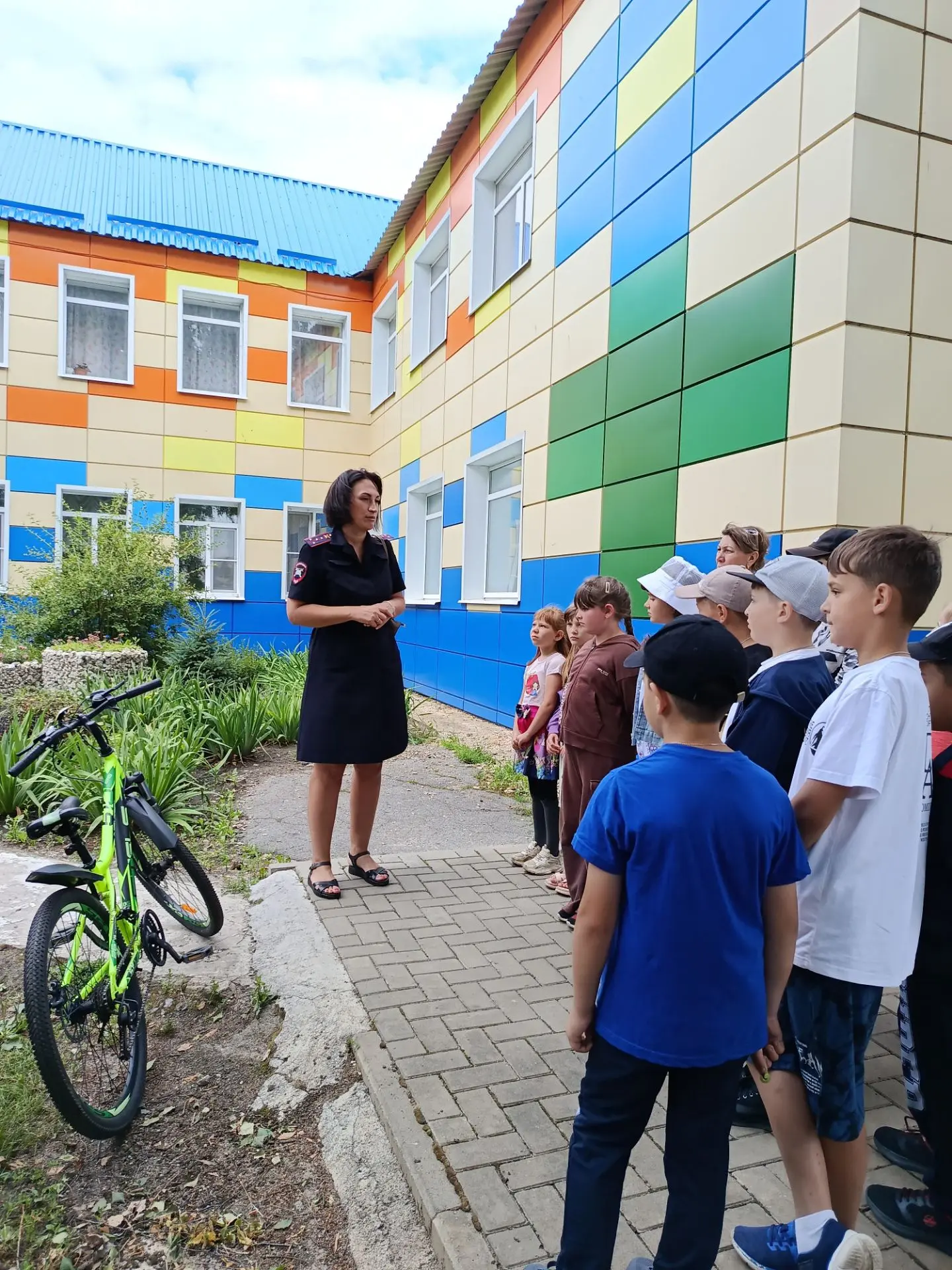🎉 День в лагере — полный ярких событий! 🎉

🚦🚲🛴 Сегодня наш лагерь посетила инспектор ГИБДД Бара