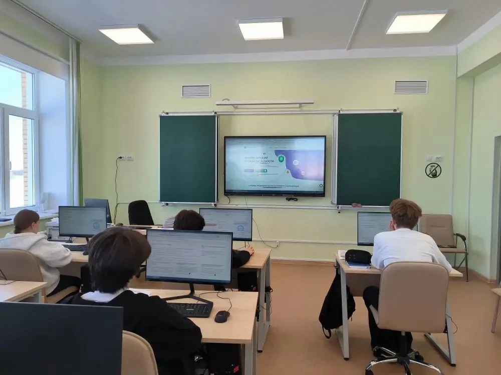 🌐 В Толмачевской школе №61 прошла неделя безопасного интернета  🤓 Сегодняшний мир немыслим без Интер