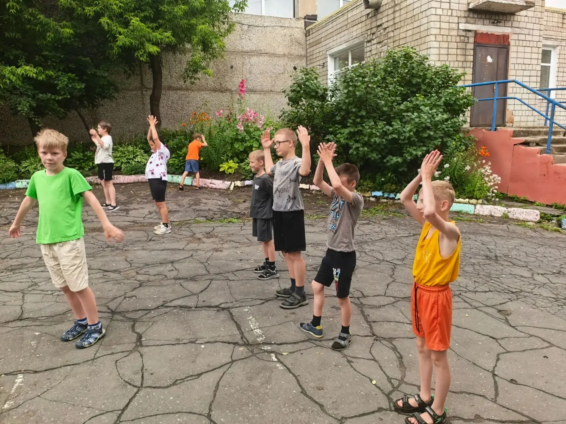Новости со школьной площадки☀️

День начался с линейки, зарядки и завтрака, а потом — море веселья! 