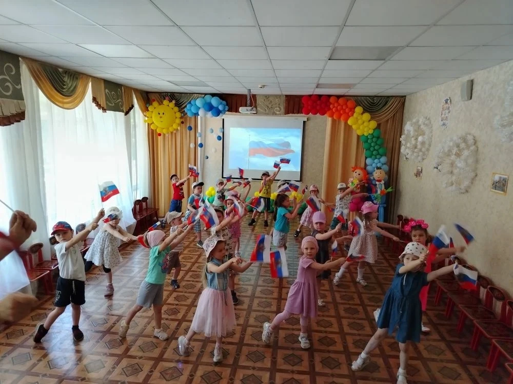 Сегодня ребята группы "Боровички" отправились в путешествие по маршруту "Воронеж-Москва-Санкт-Петерб