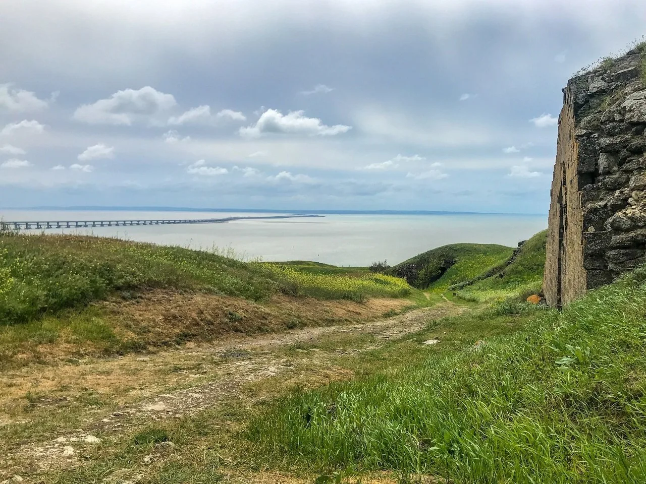 Камень. Бетон. Свинец.

На этой фотографии каменные стены крепостных траверсов, бетонные изгибы Крым