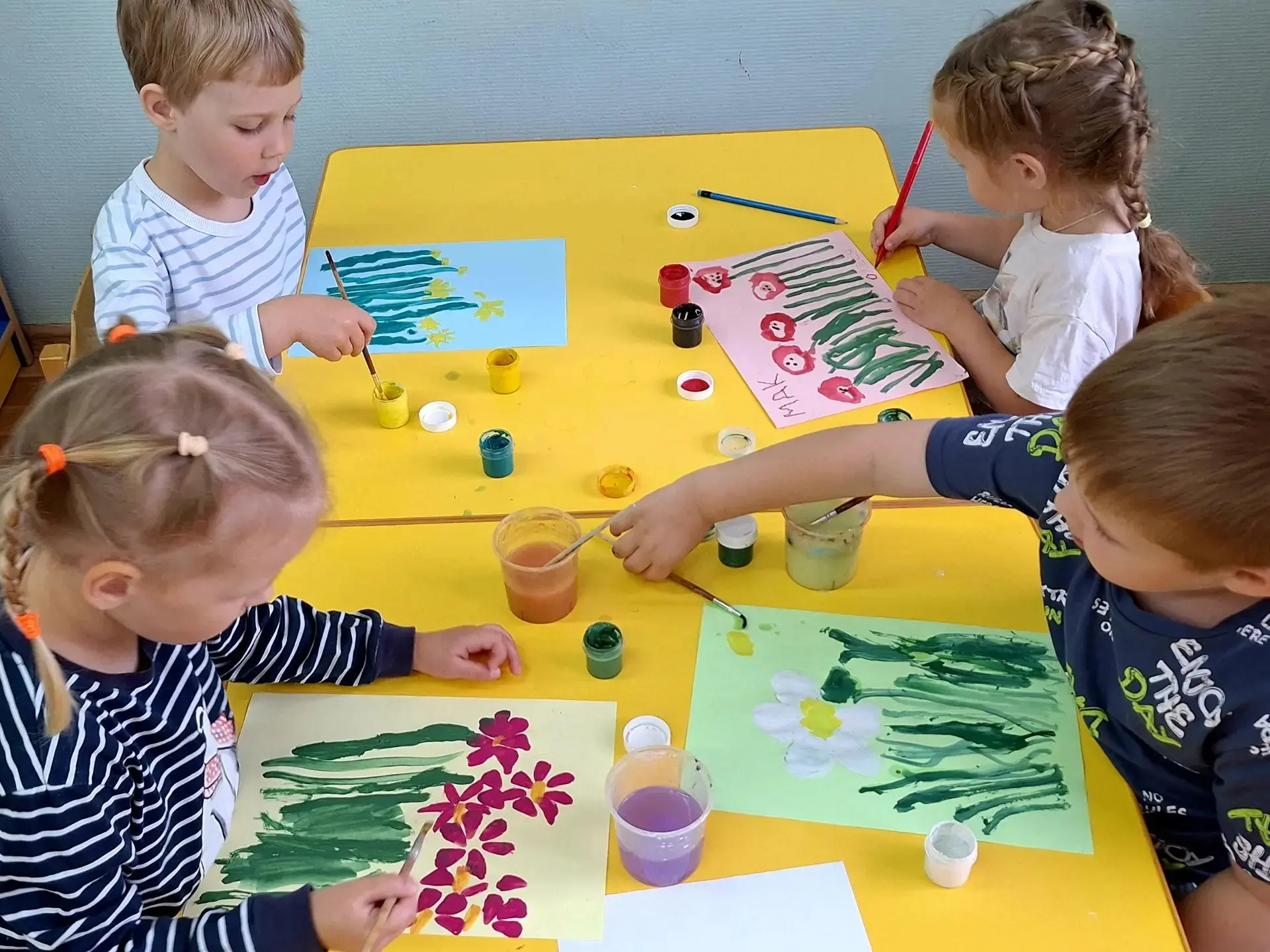 В детском саду,в любую погоду,жизнь раскрашена яркими красками🎨🖌️

Если дождь☔-украсим мир яркими 
