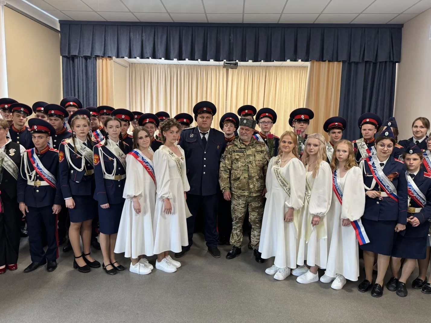 💐 Сегодня прозвучал последний звонок для наших девятиклассников — особенный, волнующий и немного гр