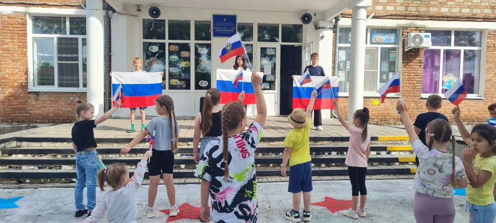 🇷🇺 Мы — будущее России! 🇷🇺

В нашем лагере дневного пребывания прошёл яркий флешмоб, посвящённый
