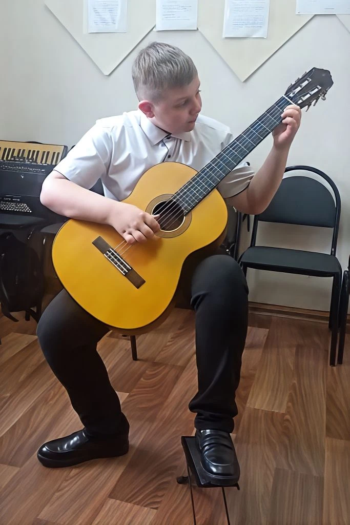 🎸В конце четвёртой четверти учащиеся отделения «Народные инструменты» по классу гитары...