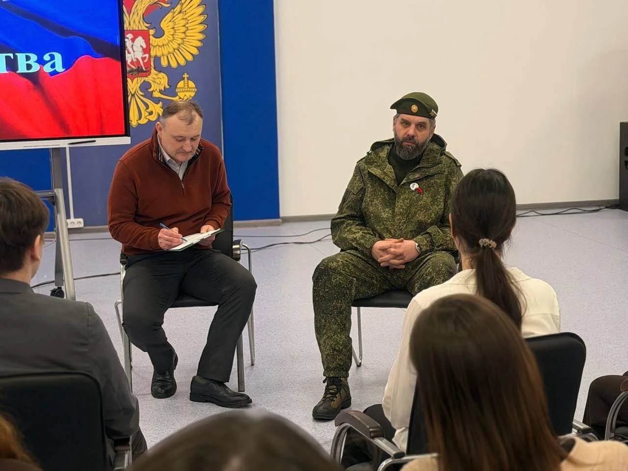 Вчера в Зелёной  школе было особенно людно и шумно, готовились ко Дню защитника Отечества. К нам в г