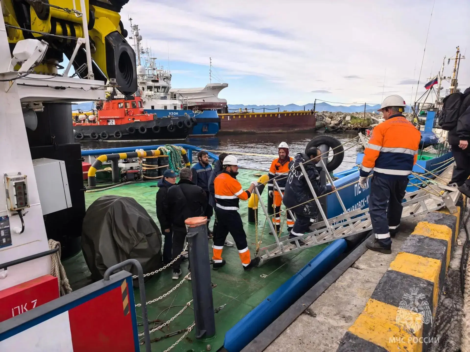 «Триумф» ведут на буксире в порт: пропавшие моряки могут быть на борту