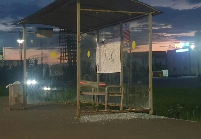 Вандалы разнесли остановку на улице Завертяева в Омске

Неизвестные разбили правое стекло остановки 