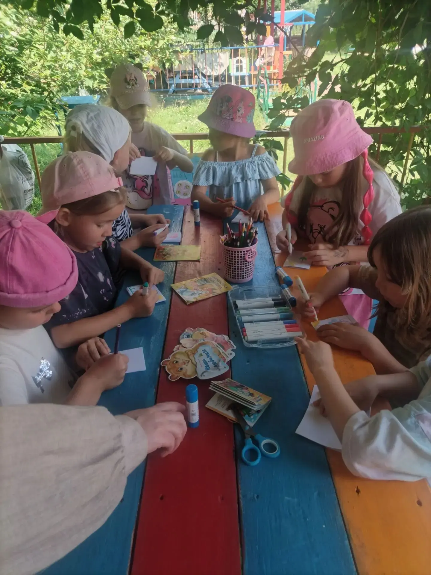 В рамках тематического дня "Что такое книга" с детьми старших групп 
" Ладушки",Фантазёры", "Любозна