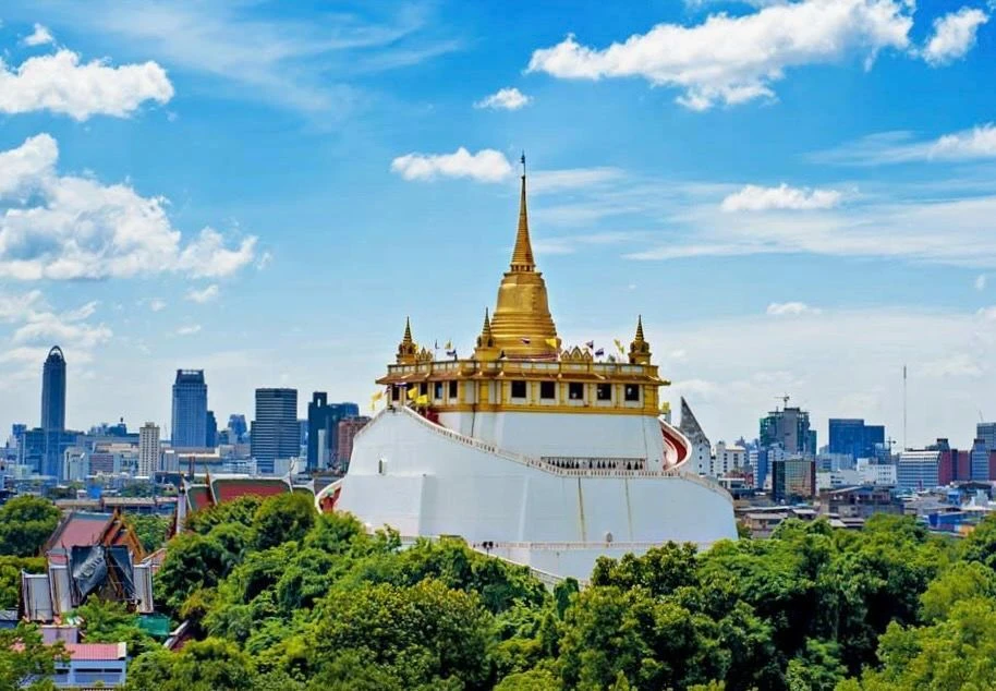 Храм Wat Saket в Бангкоке, Таиланд 🇹🇭  🔹 Храм Wat Saket или Золотая Гора расположился на возвышеннос