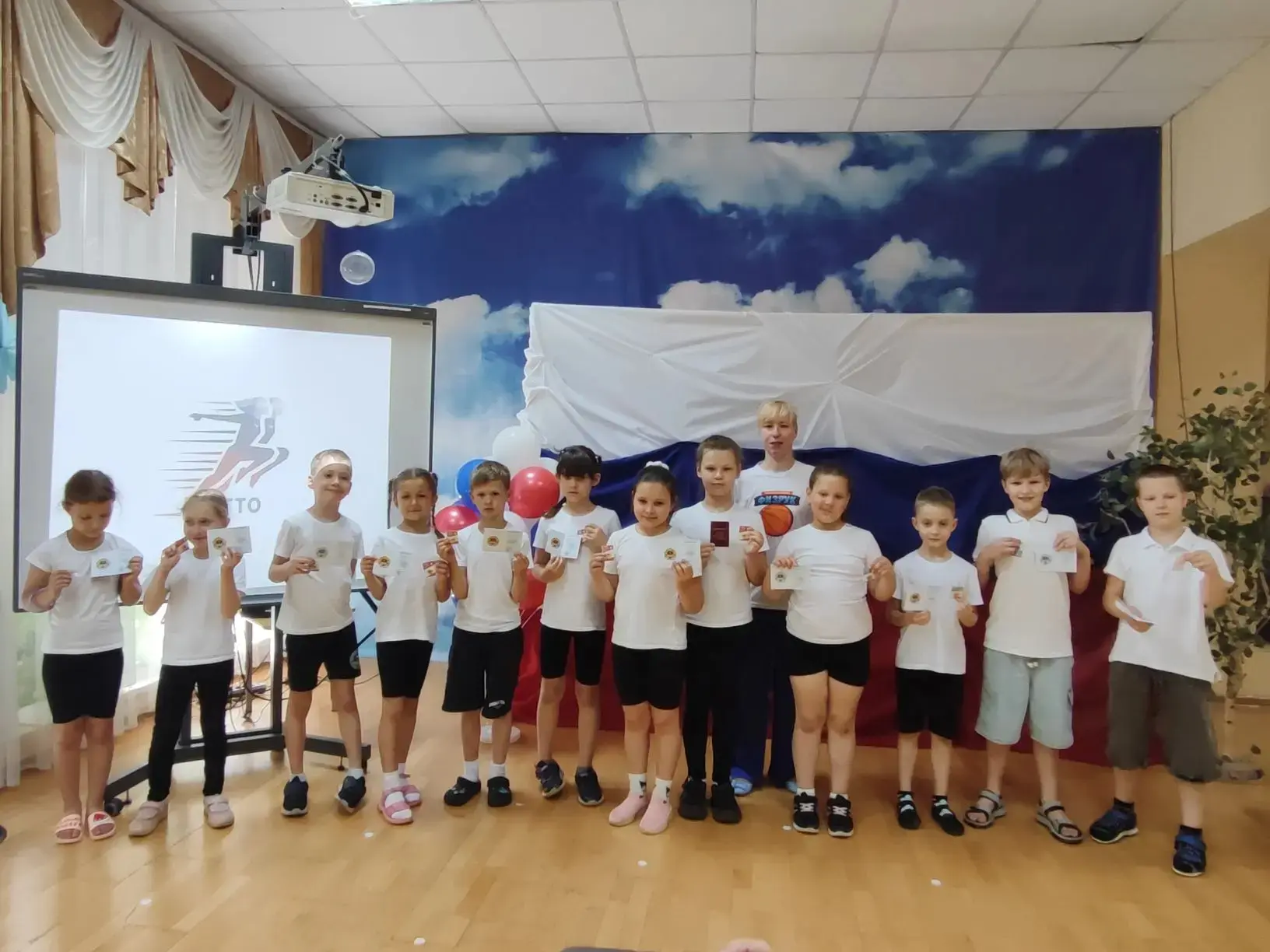 Поздравляем наших самых маленьких спортсменов из 1х классов!🏆
Они получили свои первые значки ГТО!
