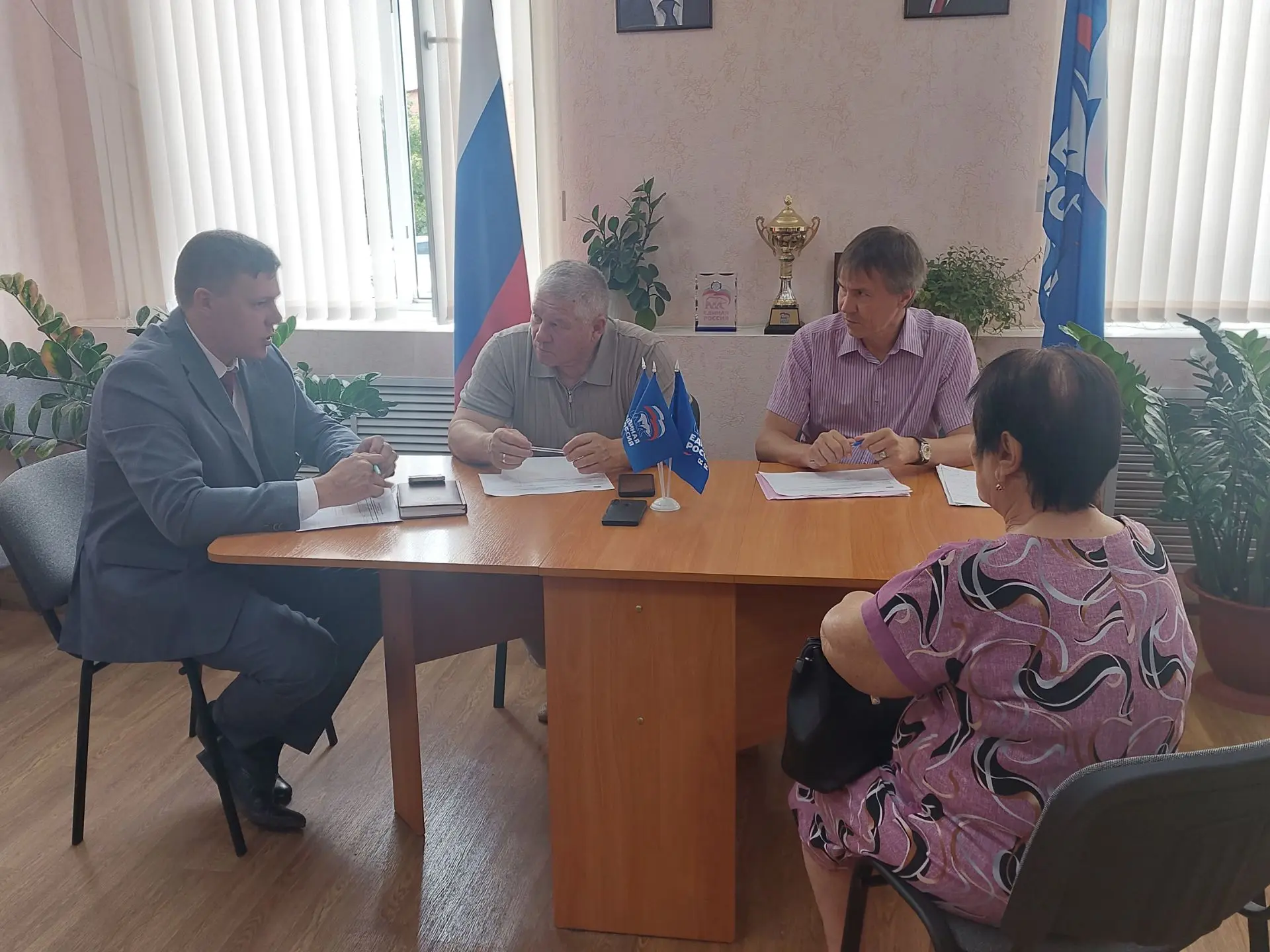 Депутат Вадим Рогожин провёл приём граждан в Базарном Карабулаке: дороги, интернет и ЖК...
