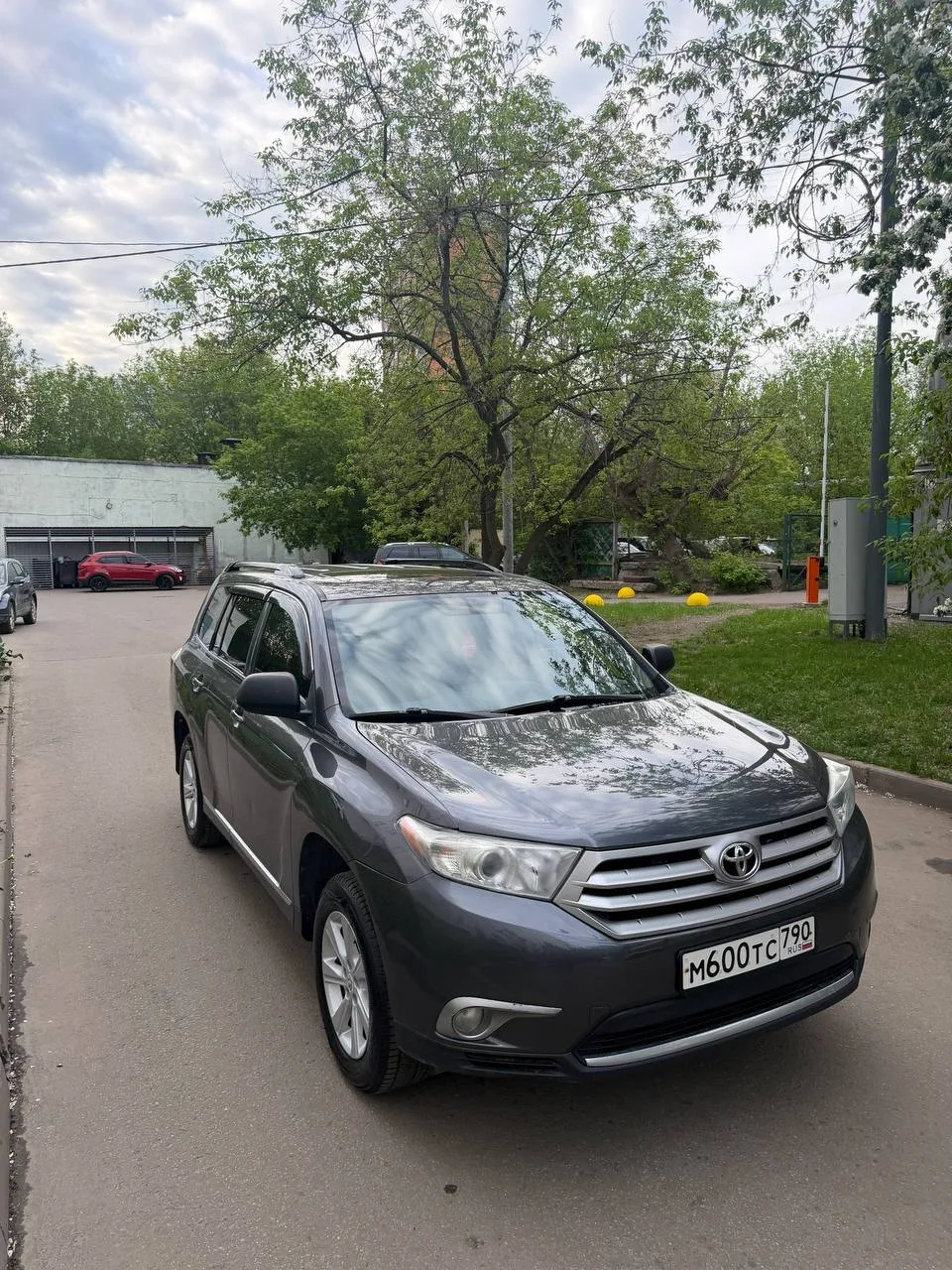 Toyota Highlander
3.5 АТ 2011 

Куплен в 2012 году 👍🏻
ПТС оригинал 

Пробег на приборке 97.000 

А
