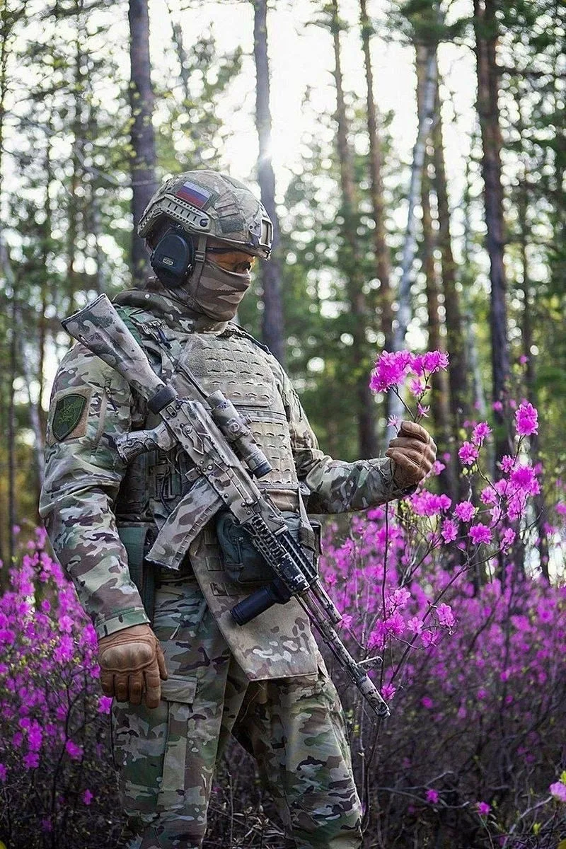 Наш ямальский боец нашёл на передовой цветы, похожие на иван-чай из родной тундры. И на...