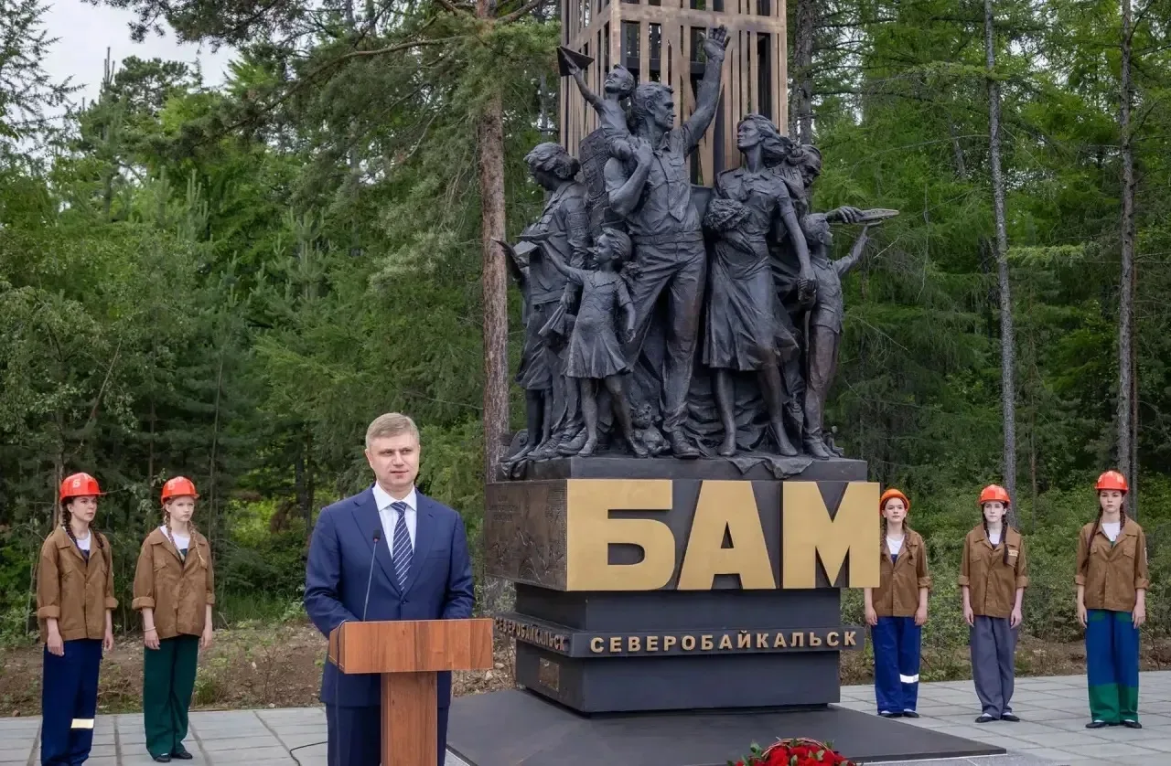 Генеральный директор РЖД Олег Белозёров и глава Республики Бурятия Алексей Цыденов откр...