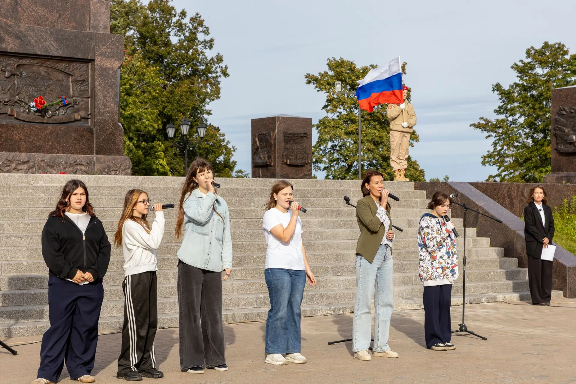 Акция «Блокадный свет» у стелы «Город воинской славы»