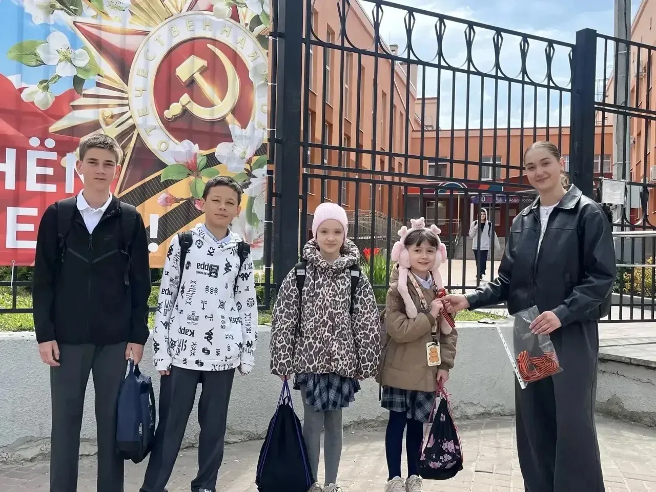 Обучающиеся МАОУ «Школа №10» приняли участие во Всероссийской акции «Георгиевская ленточка». Активис