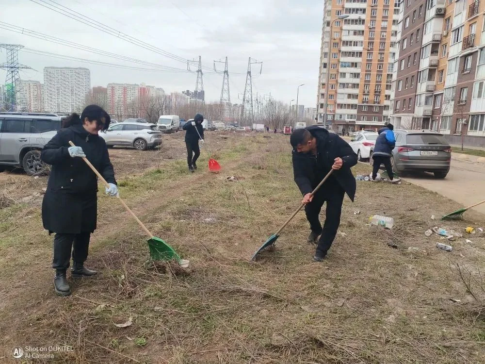🌿 Сегодня сотрудники УК «Азимут» провели масштабный субботник на обслуживаемой территории  🔧 Что сде