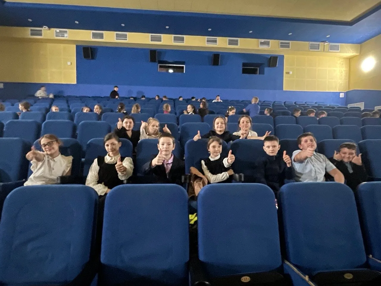 🎬 В кино всем классом!🎬    🎥Сегодня наши ученики начальной школы отправились в кинозал Центра молодё