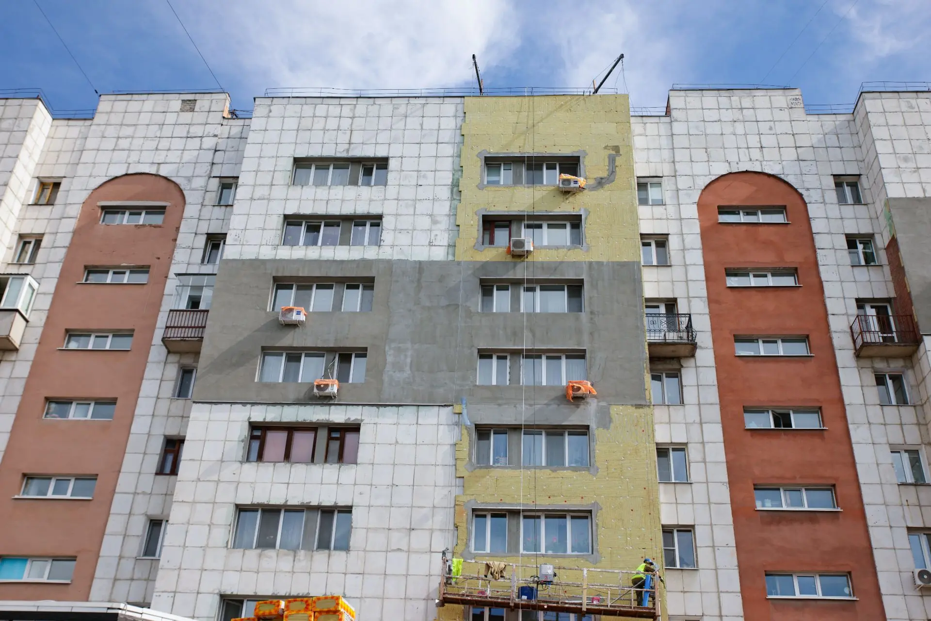 Фасады домов на улице Ямской, первой встречающей гостей по дороге из аэропорта, постепе...