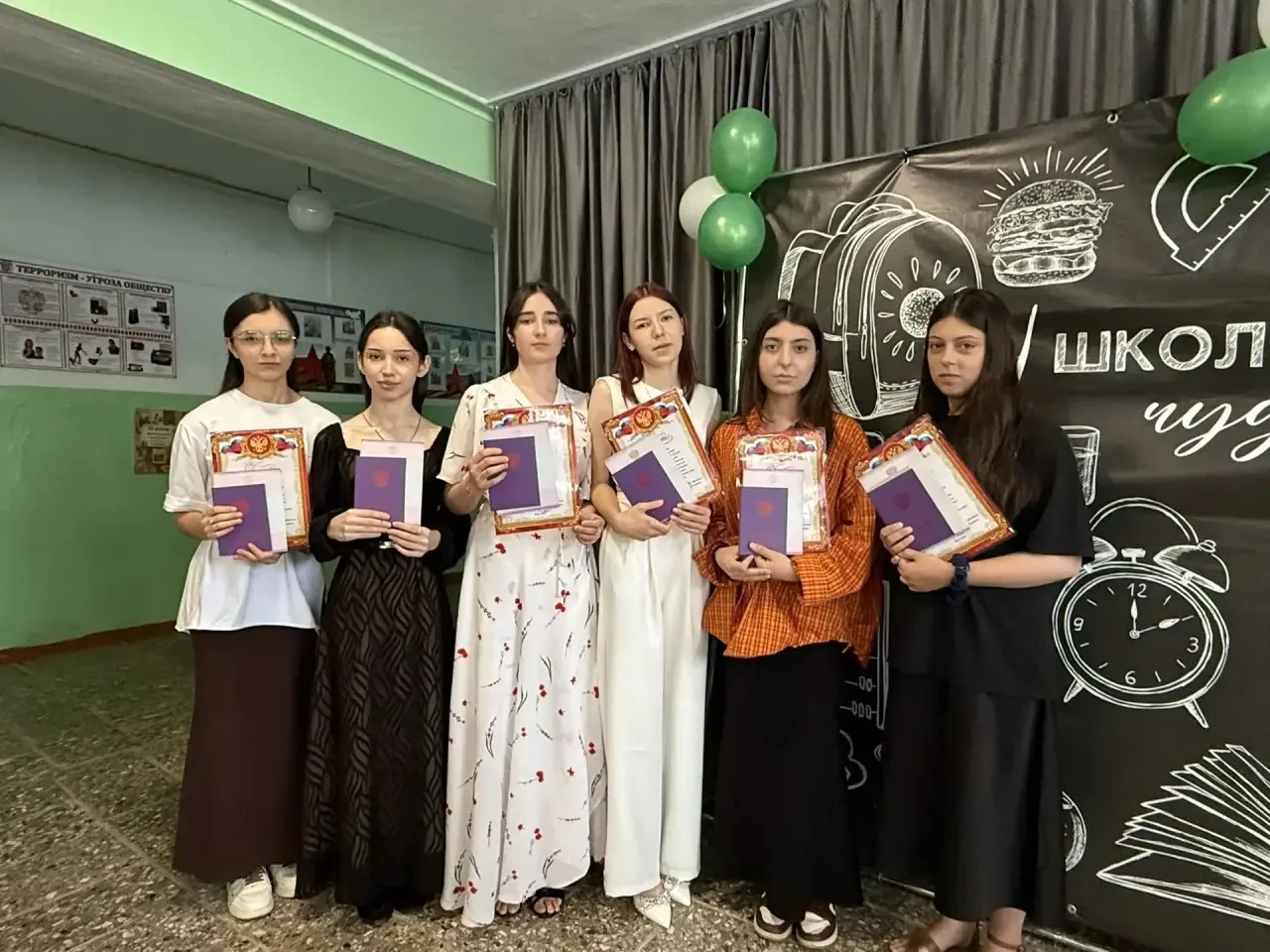 Вручение аттестатов! 🎓

Сегодня в нашей школе состоялось торжественное вручение аттестатов выпускни