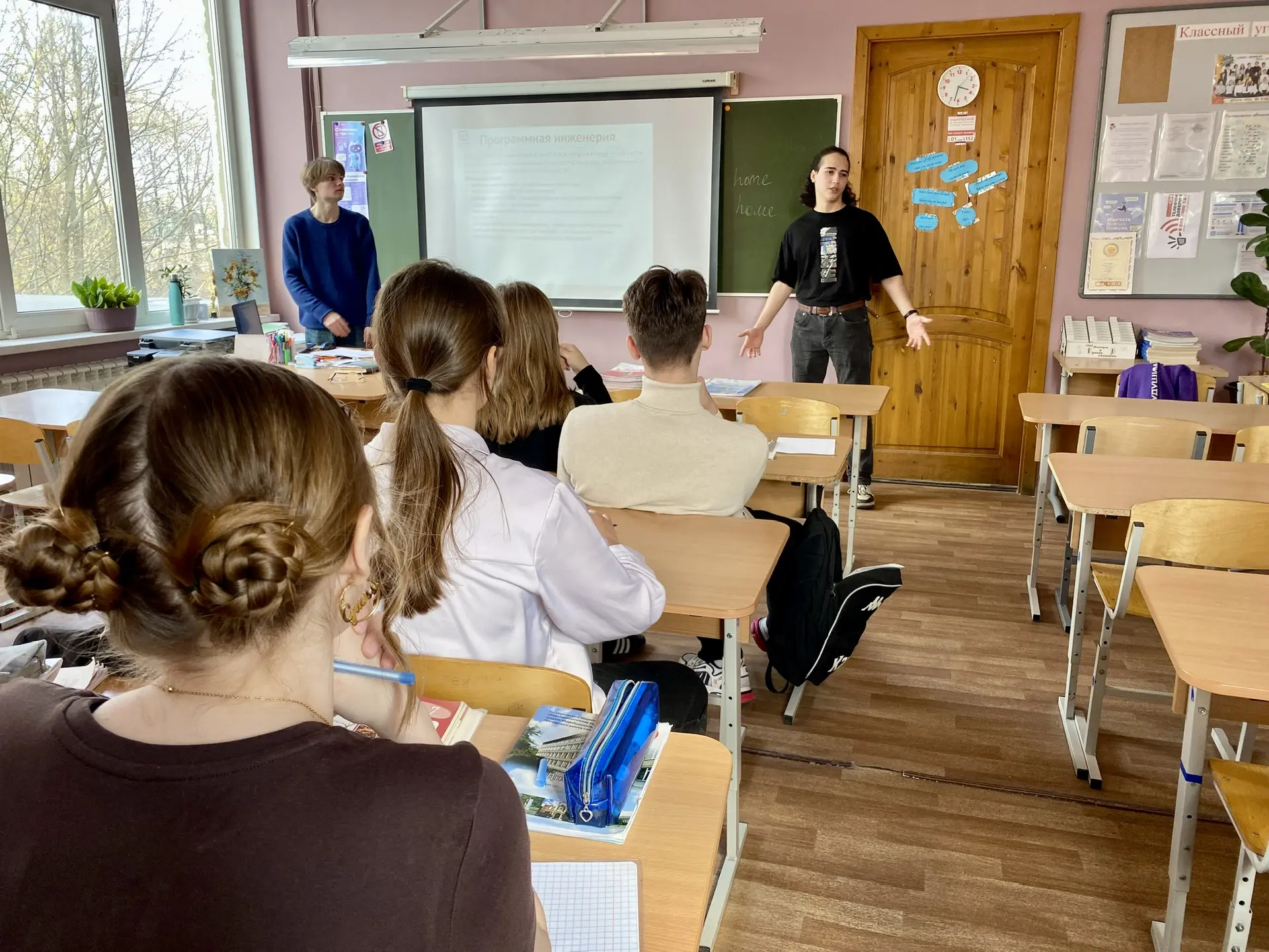 🎓 В рамках проекта «Выпускник рекомендует» сегодня в нашей школе прошли увлекательные встречи с выпу