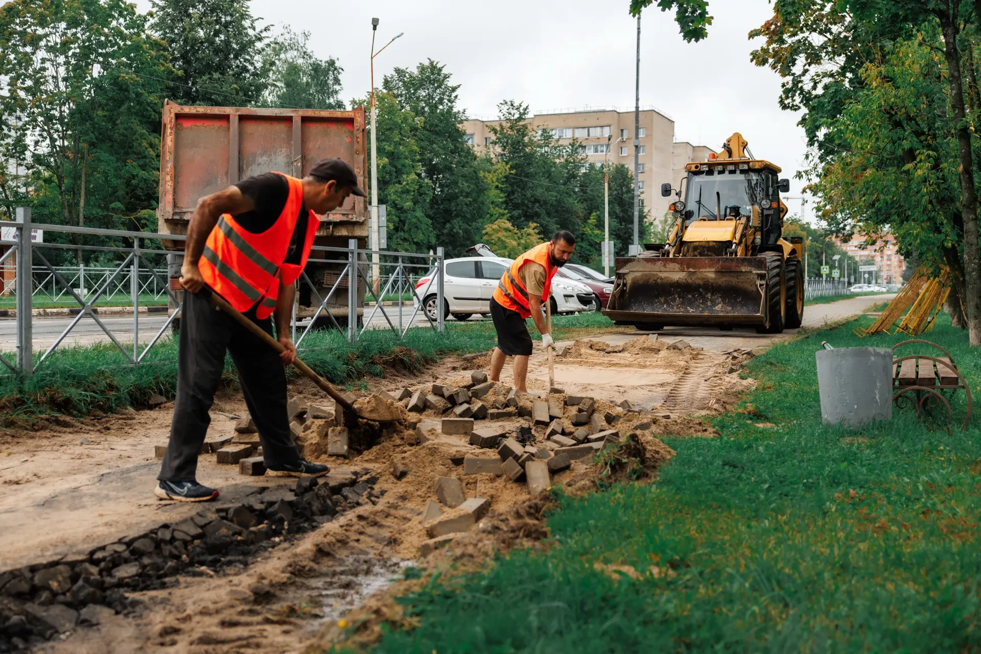 Продолжаем обновлять пешеходные маршруты Дубны. Сейчас работы идут на улице Попова.

Здесь заменим б
