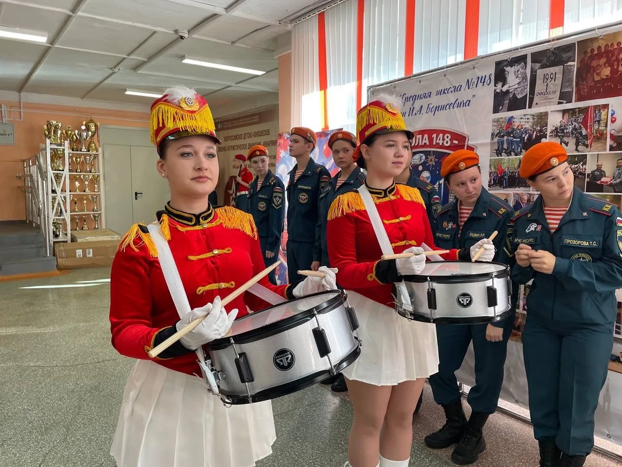 Церемония поднятия и выноса флага на школьной линейке была посвящена трём важным датам: