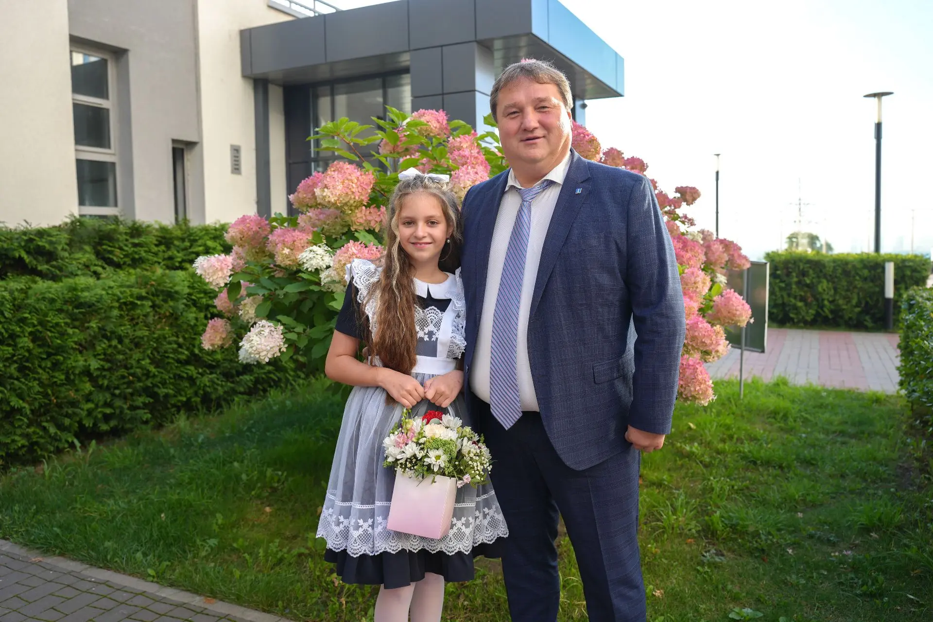 В День знаний по-отцовски проводил на школьную линейку Мирославу Мамиеву, дочь нашего Г...