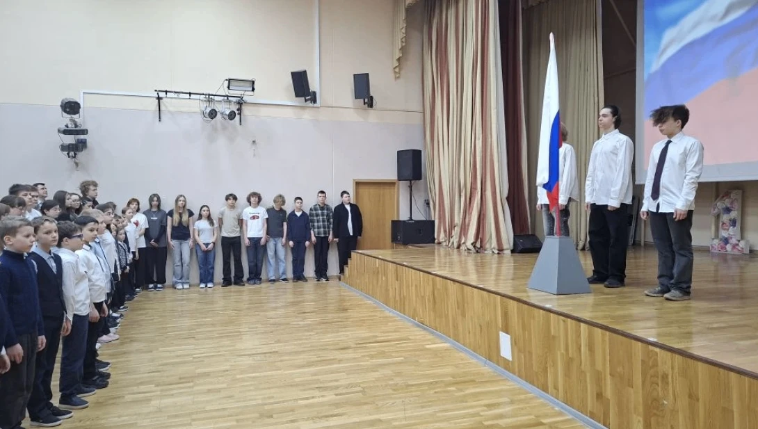 Утро понедельника, 23 марта 2026 года, в школе началось с торжественной линейки, поднятия флага и ис